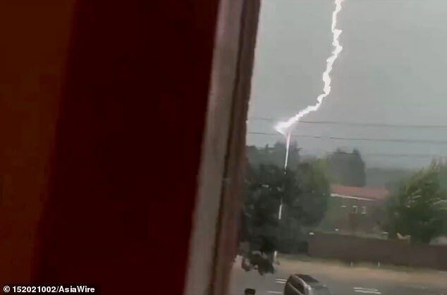 สายฟ้าฟาดรัวๆ 12 ครั้ง ลงเสาไฟต้นเดียว คนอัดคลิปถึงกับหลบหลังกำแพง